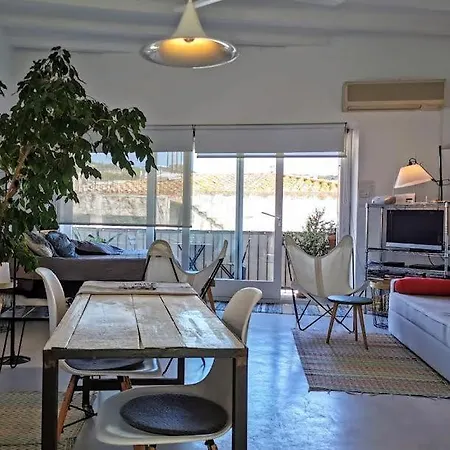 A Bellaire Apartment *