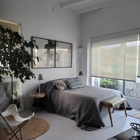 A Bellaire Apartment *